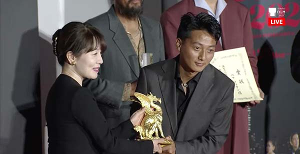获奖图5-电影《雪豹》荣获第36届东京国际电影节最佳影片.jpg