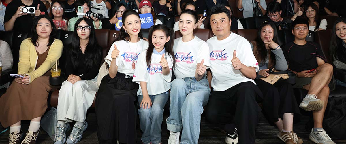 电影《轻于鸿毛》北京首映礼 宋佳佟丽娅小酒窝“快乐同盟”治愈全场